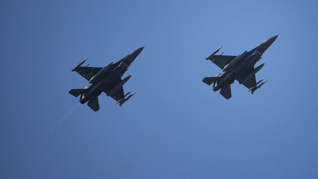 Caza F-16 de la Fuerza Aérea de Rumania desplegado cerca de la frontera con Ucrania