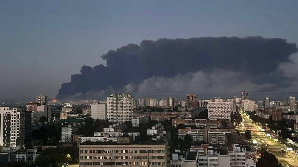 Columna de humo sobre la refinería de Samara tras un ataque de drones en Rusia