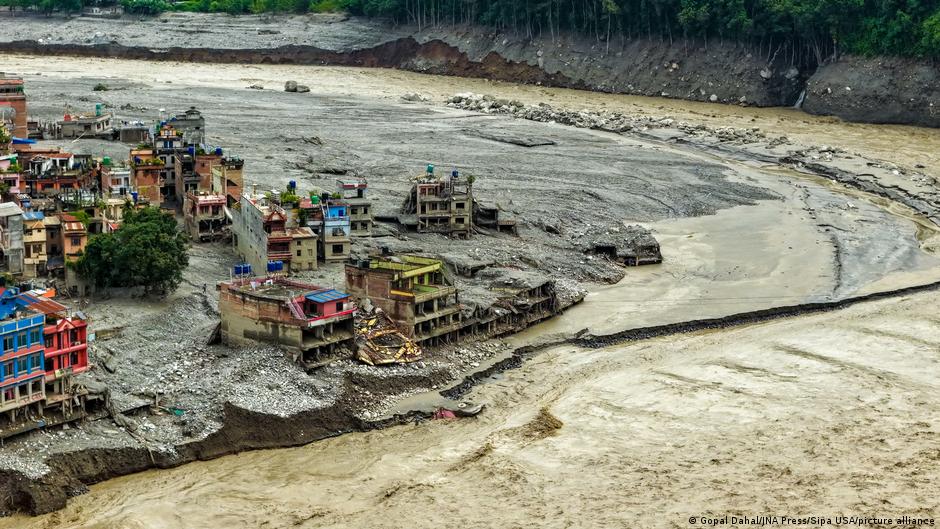 Equipos de rescate recuperan cuerpos tras el deslave Nepal China en la zona de la tragedia
