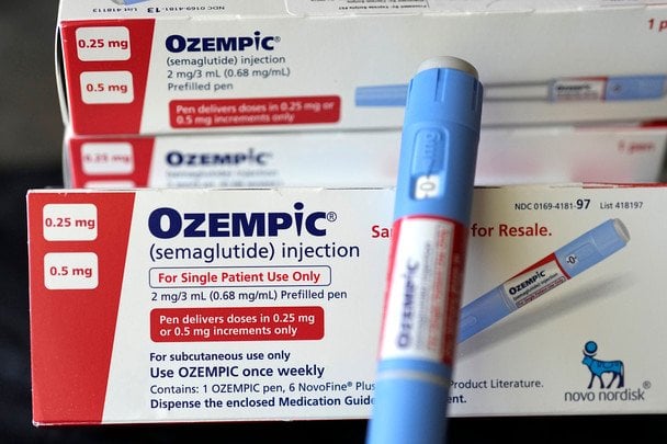 Médico explicando los riesgos de dejar Ozempic a un paciente en consulta