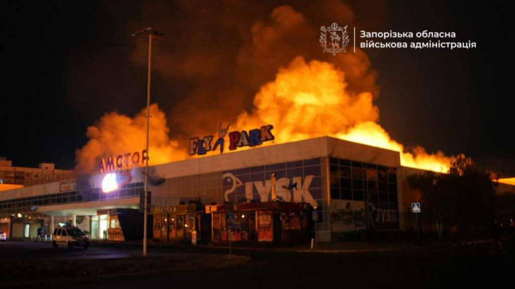 Daños en el centro comercial Amstor tras el ataque en Zaporizhzhia con dos personas heridas
