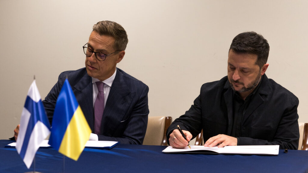 Representantes de Ucrania y Finlandia firman acuerdo de producción conjunta de drones militares
