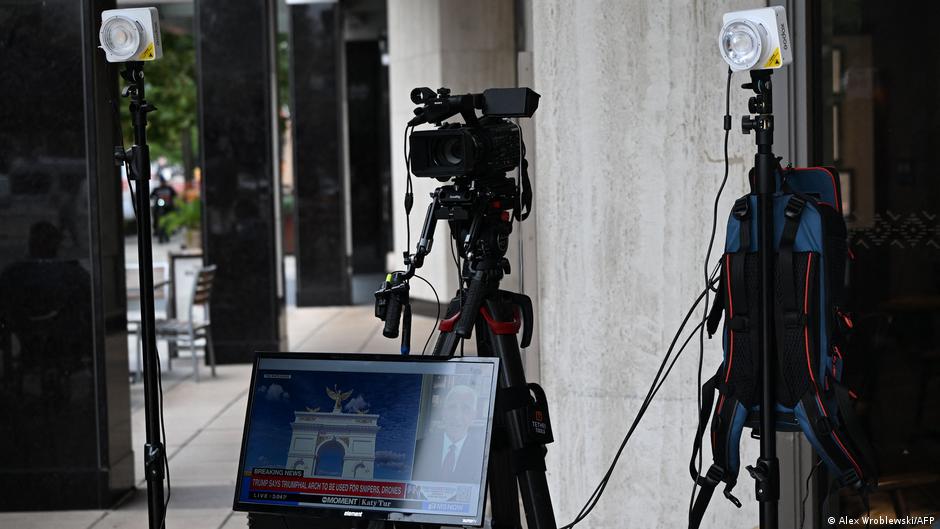 Juez ordena levantar veto prensa Trump y readmitir a CNN MSNBC y Politico en la Casa Blanca