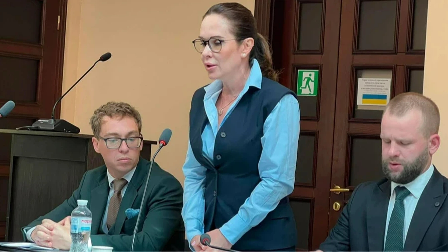 Iryna Mudra durante el proceso judicial relacionado con su fianza y los rechazos bancarios investigados por el BNU