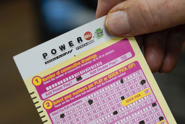 ganadora lotería sonríe con billete premiado de 2 millones de dólares ganado en su pausa de almuerzo