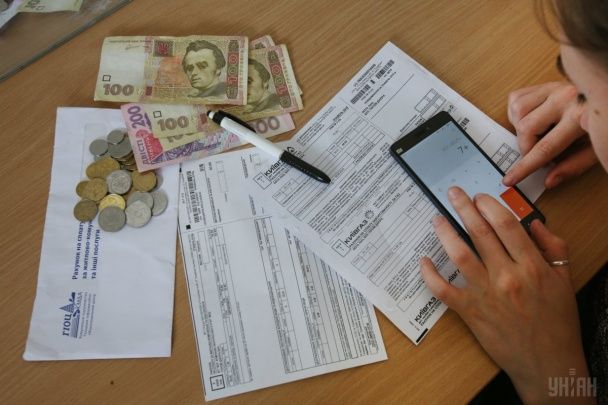 Familia revisando documentos sobre pensión alimenticia subsidio y sus beneficios legales