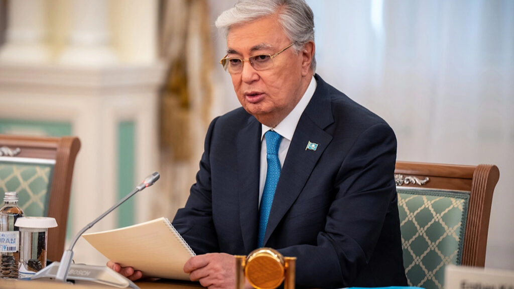 Tokáev anuncia la destitución del ministro de Defensa de Kazajistán en acto oficial