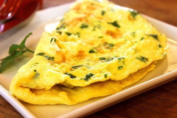 Tortilla esponjosa recién hecha con el truco de sustituir la leche por agua