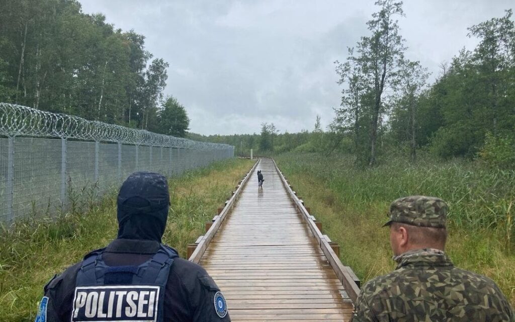 Soldados estonios relevando a su equipo en la frontera entre Letonia y Bielorrusia