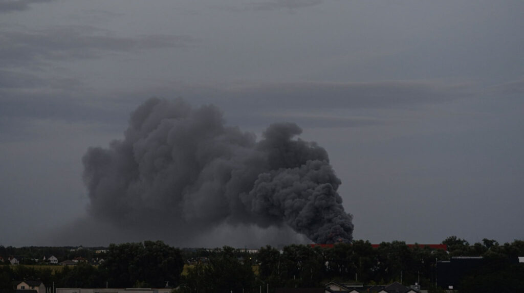 ataque Rusia Ucrania sobre almacenes en Sviatopetrivske que provocó un incendio de gran magnitud