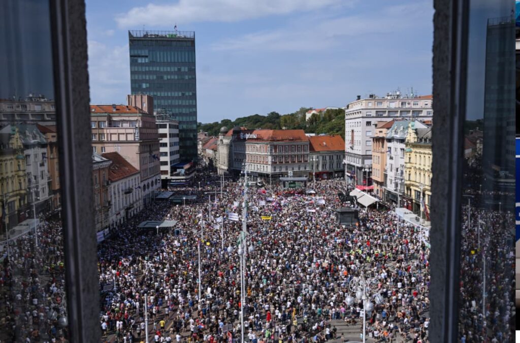 Multitudinaria protesta ciudadana contra el vertedero tóxico en Croacia con manifestantes en las calles