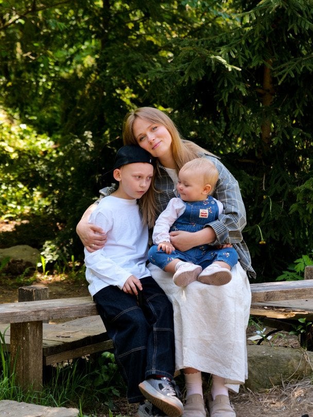 Anna Koshmal disfruta de un momento de descanso en la naturaleza junto a sus hijos