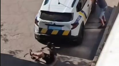 Auto policial atropella a hombre durante operativo de movilización Ucrania en la vía pública