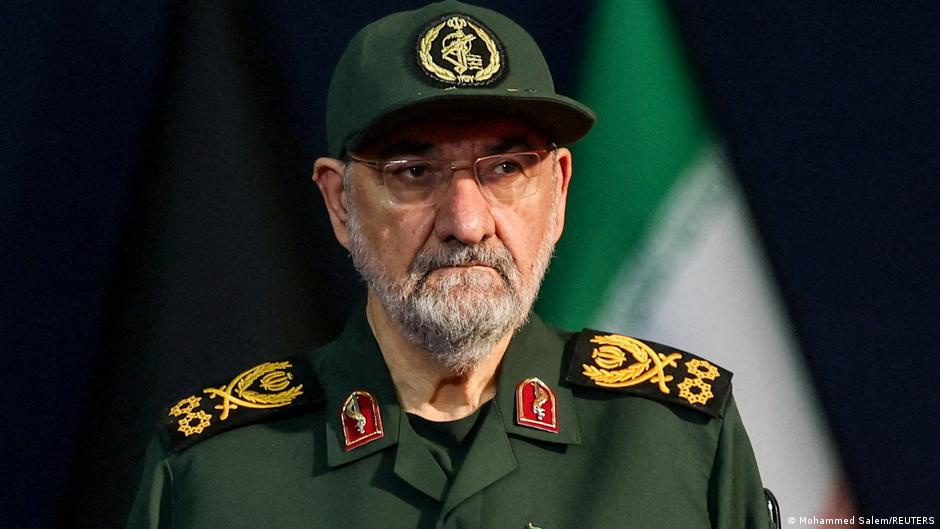 Vista aérea del estrecho de Ormuz con buques de guerra iraníes patrullando la zona de exclusión marítima