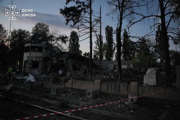 Rescatistas atienden víctimas tras el ataque Kiev del 1 de septiembre con misiles rusos