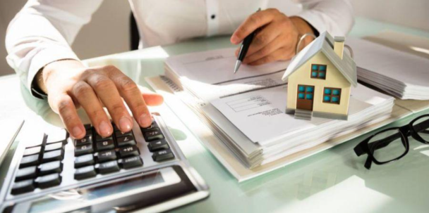Familia en casa recibiendo subsidio calefacción bajo las nuevas reglas del período 2026-27