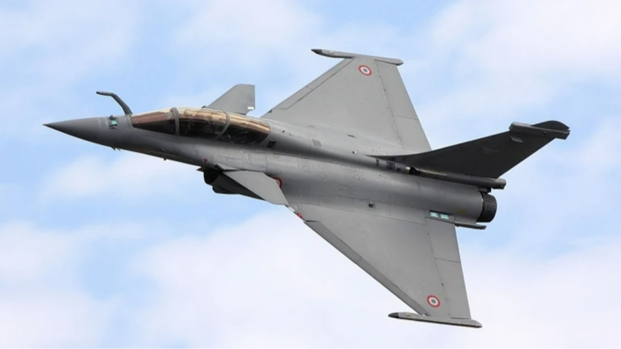 Pilotos ucranianos en entrenamiento con el caza Rafale en una base aérea de Francia