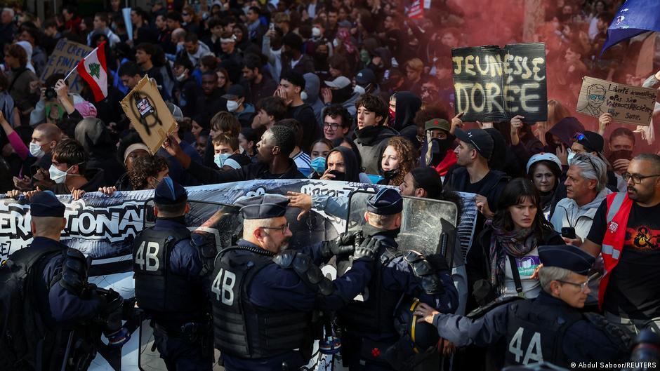 Estudiantes franceses en protestas estudiantiles Francia con pancartas frente a institución educativa