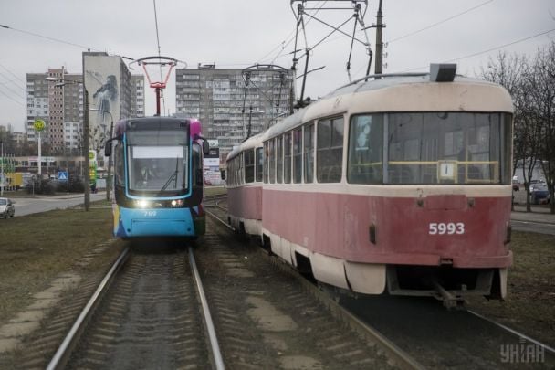 Transporte público en Kiev durante un apagón con medidas de emergencia activadas en la ciudad
