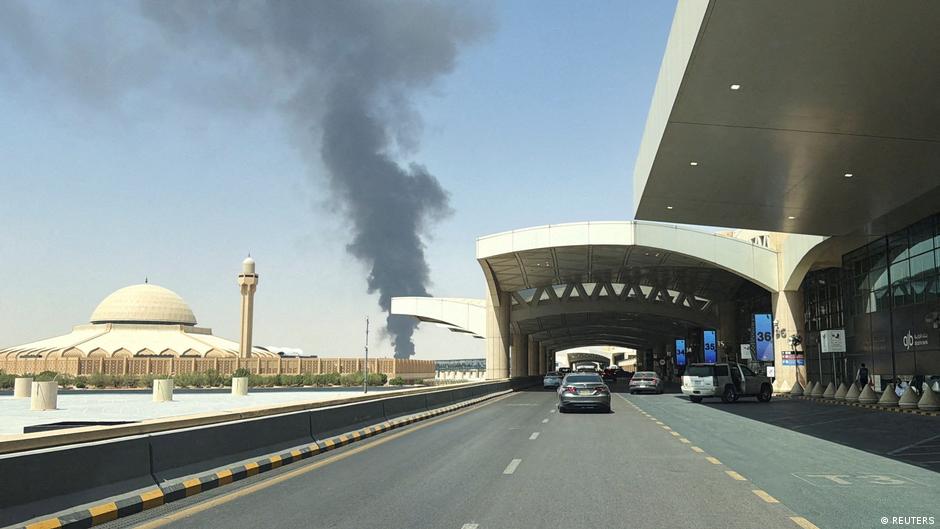 Ataque hutí al aeropuerto de Riad deja tres muertos en Arabia Saudí