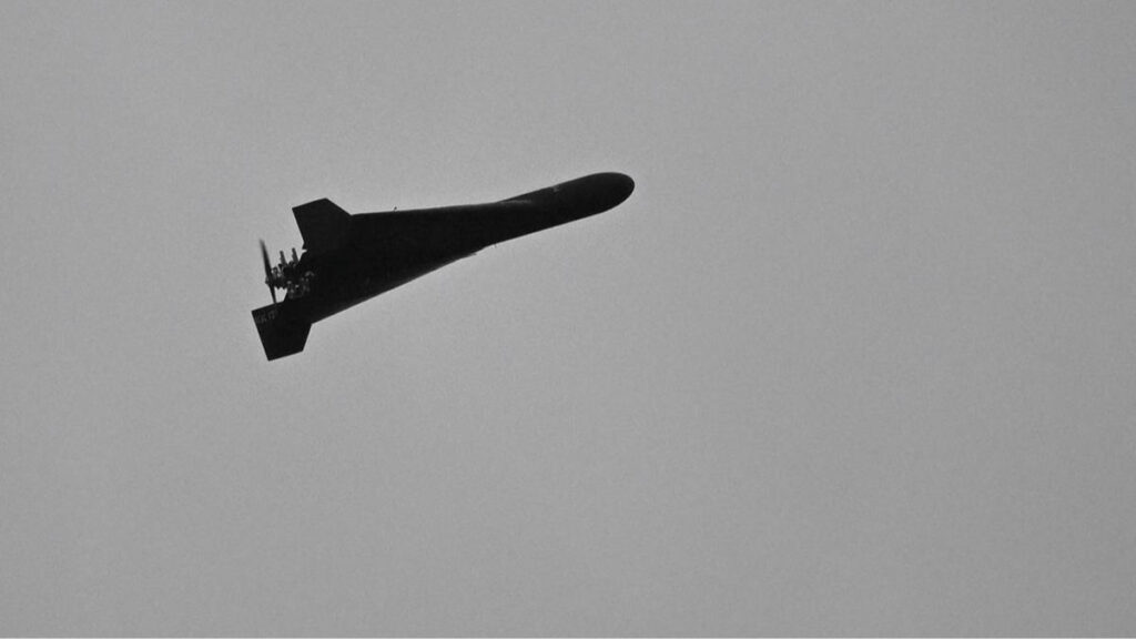 Sistema de defensa aérea derriba un dron reactivo sobre la ciudad de Lviv en Ucrania