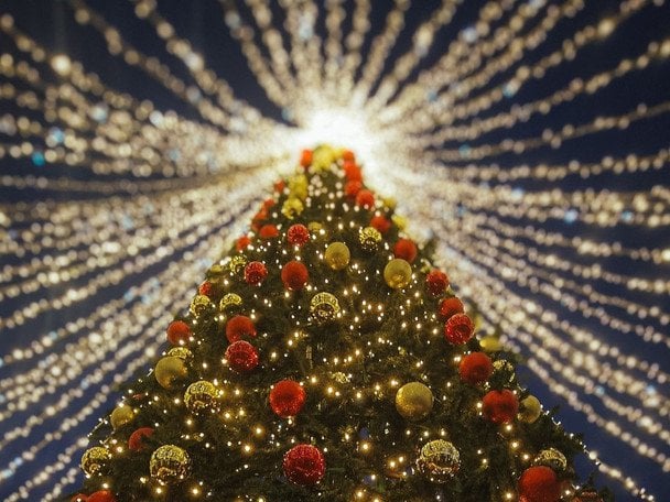 Debate sobre cuándo celebrar la Navidad el 25 o el 26 de diciembre con decoración navideña