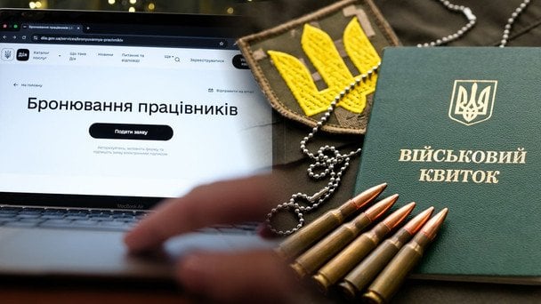 Soldado de la reserva militar Ucrania revisando documentos irregulares en oficina castrense