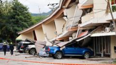 Edificios dañados tras el terremoto de Panamá de magnitud 7,7 que sacudió el país