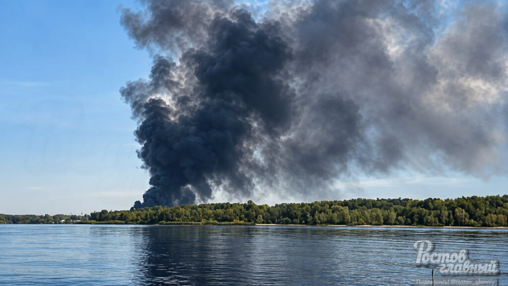incendio Rostov en terminal NZNP con llamas y columnas de humo negro sin extinguir