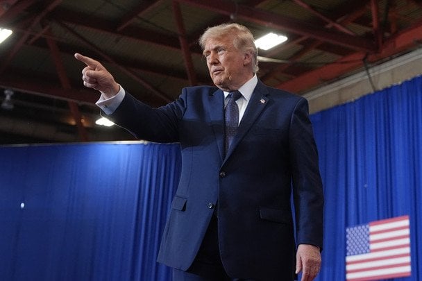 Trump gesticula durante declaraciones sobre el conflicto en Ucrania ante medios estadounidenses