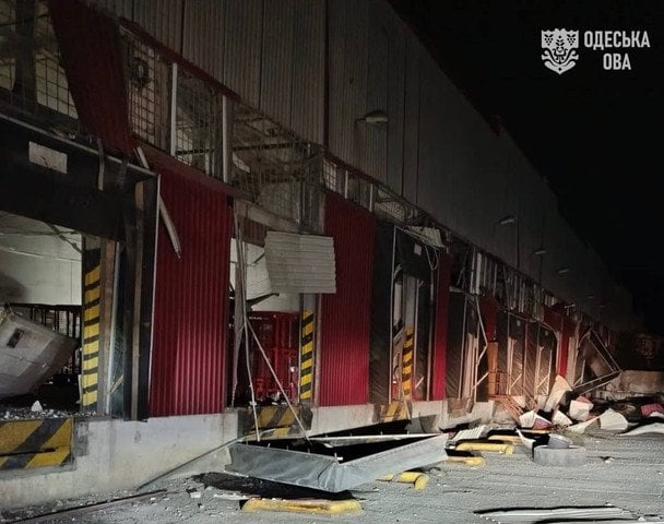Daños en instalación postal tras ataque ruso en el sur de Ucrania durante el conflicto bélico