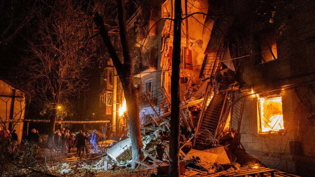 Edificio destruido tras el bombardeo en Járkov con 11 heridos entre los civiles afectados
