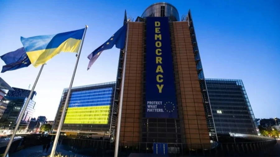 Banderas de Ucrania y la UE juntas simbolizando el proceso de adhesión Ucrania UE