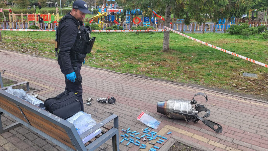 Fragmentos de dron caen en parque de Kiev durante ataque dron Kiev dejando dos mujeres heridas