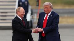Trump enfrenta conflictos globales que amenazan su agenda antes de las elecciones de medio término