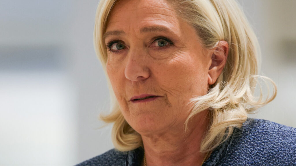 Marine Le Pen en rueda de prensa rechazando la financiación de Ucrania por la UE