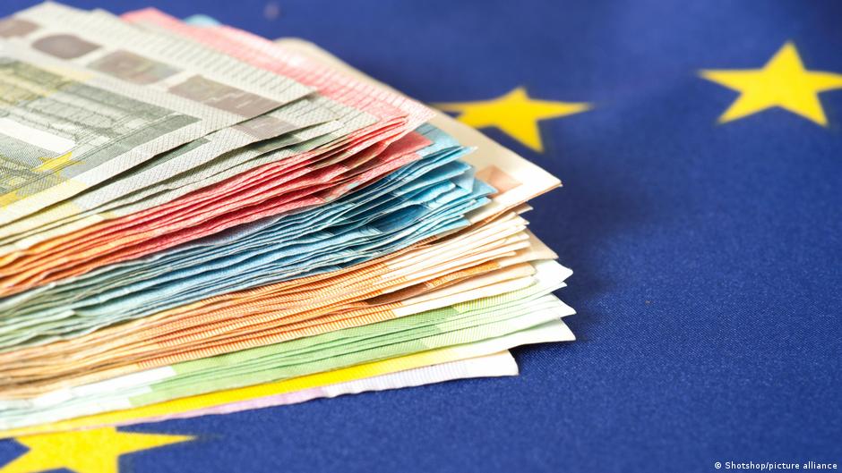 Banderas de la UE y Ucrania representando la ayuda militar Ucrania por valor de 3.000 millones de euros