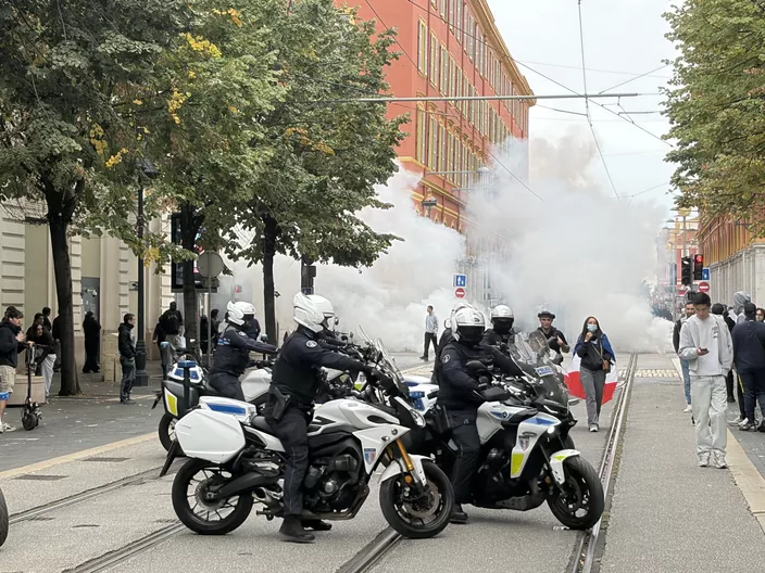 Policía francesa usa cañones de agua durante las protestas Francia en plena calle