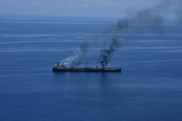 Buques de la flota fantasma navegando en aguas internacionales bajo sanciones de EE.UU.