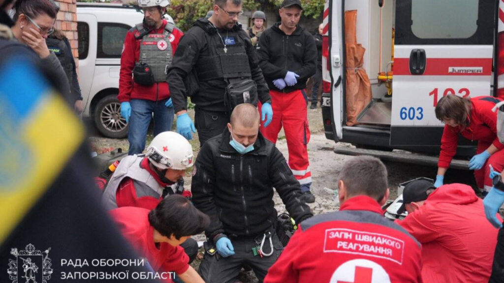 Rescatistas trabajan entre escombros tras ataque ruso en Zaporiyia donde murió un hombre rescatado con vida
