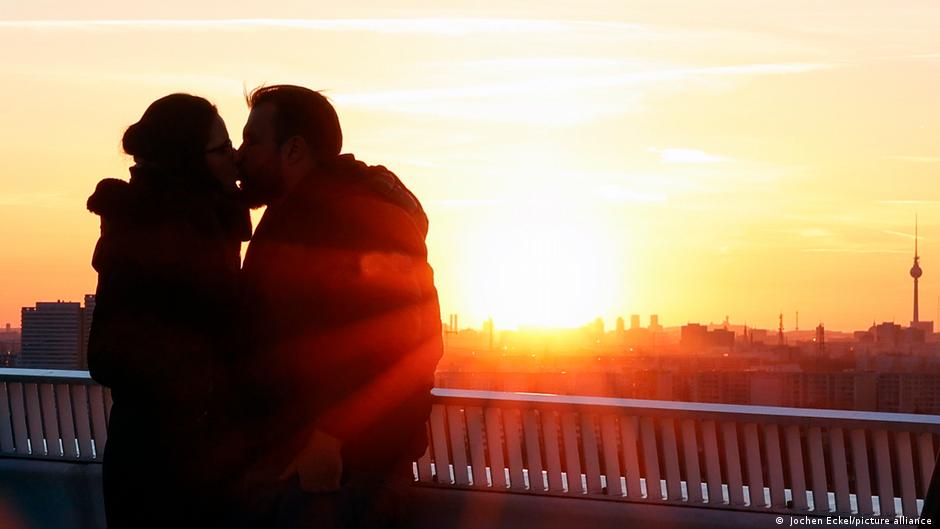 Pareja de ucranianos en Berlín paseando juntos por la ciudad como refugiados que encontraron el amor