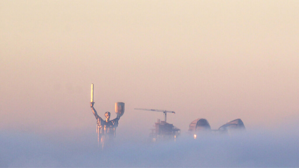 Niebla densa en Kiev con baja visibilidad en calles y edificios durante alerta amarilla