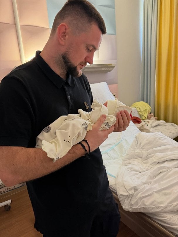 Yarmak bautizo de su hijo recién nacido en una emotiva ceremonia familiar