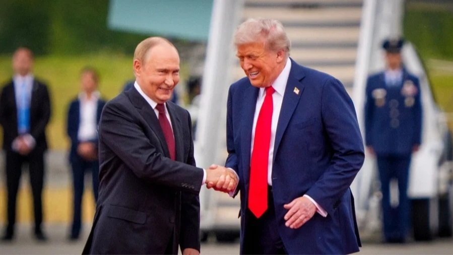 Gasoducto europeo con banderas de EE. UU. y Rusia simbolizando la propuesta de reanudar el gas ruso Europa