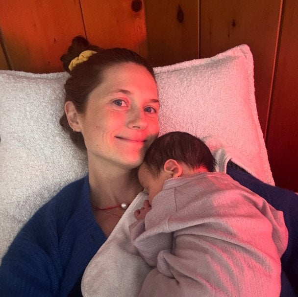 Bonnie Wright sonriente tras dar a luz a su segundo hijo, un niño