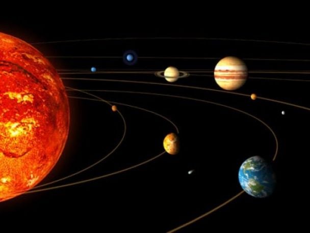 Ilustración de la muerte del Sol expandiéndose como gigante roja y destruyendo los planetas del sistema solar