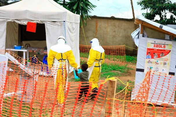 Sanitarios en Kenia atienden casos de ébola con equipos de protección ante el brote mortal