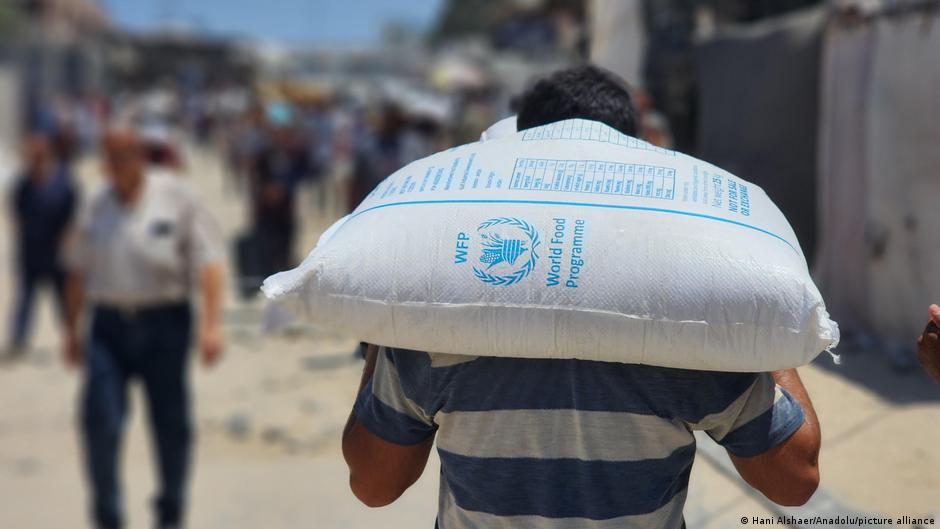 Camiones con ayuda humanitaria Gaza esperan en la frontera para distribuir alimentos a medio millón de personas