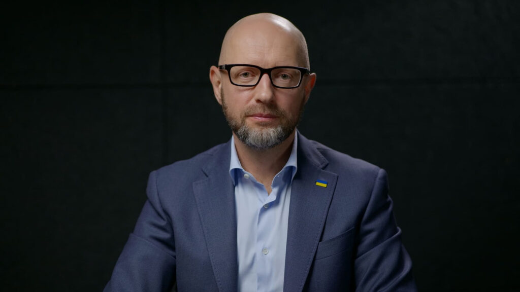 Yatseniuk explica el presupuesto Ucrania guerra ante el parlamento en tiempos de conflicto