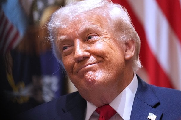 Trump y Zelenski en medio de una tensa reunión diplomática que refleja la creciente tensión entre ambos líderes